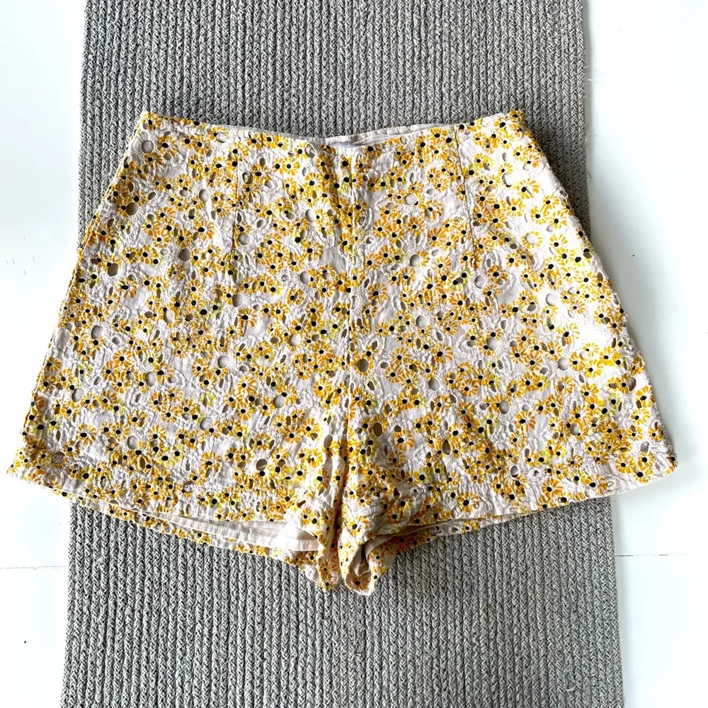 Urban Outfitters Balboa High Rise Yellow White Daisy Eyelet Shorts Size Small